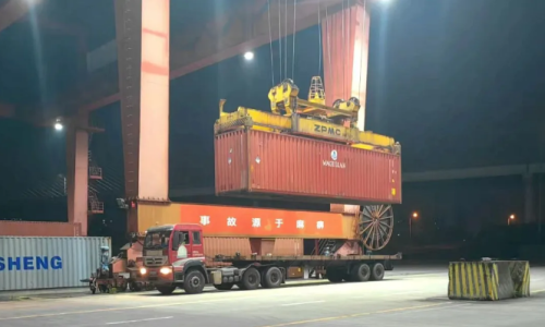 晨光映初心：川江人以坚守铺就泸州国际班列通途