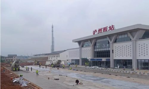 隆泸叙铁路泸州西站社会停车场完成混凝土面层浇筑