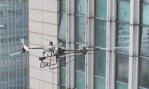 科技赋能城市焕新！泸州无人机高空清洁技术破解幕墙清洗难题